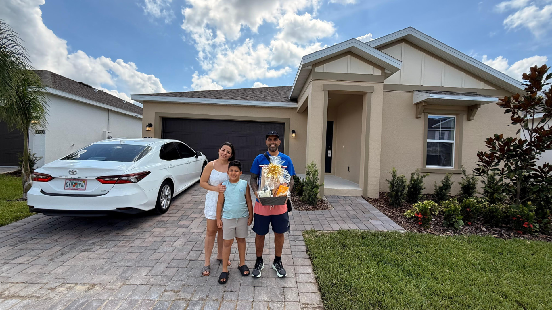Família em frente à nova casa em Orlando