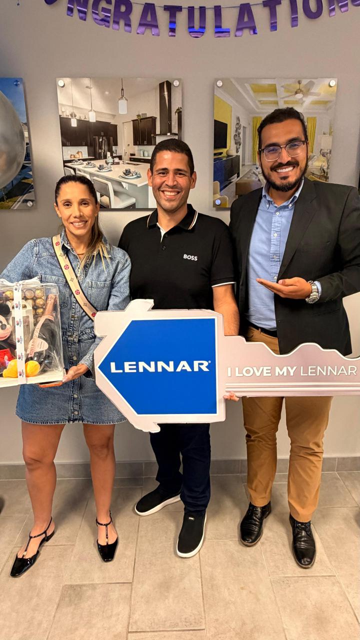 Casal celebrando a compra da casa em Orlando
