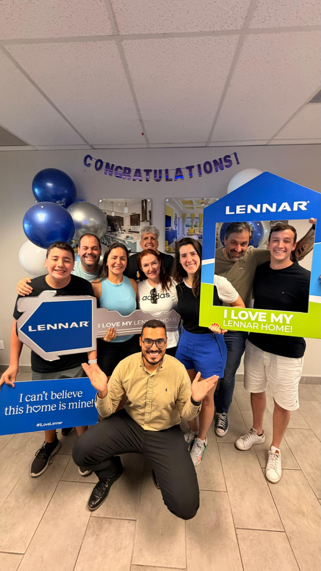 Clientes comemorando a entrega das chaves Lennar